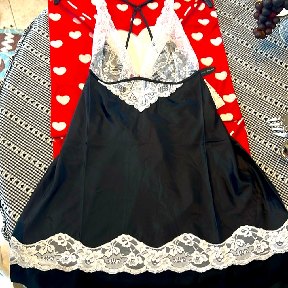 NWT Size large, Jezebel black short nightie! Satin